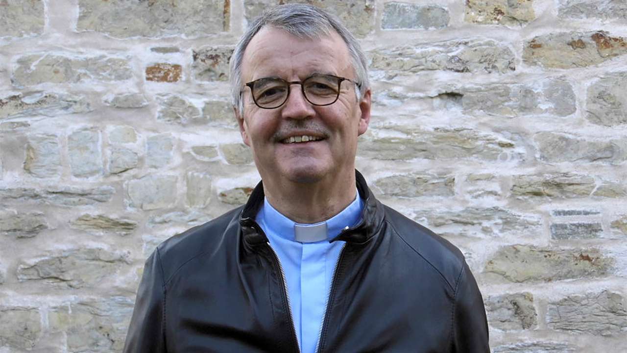 Pfarrer Peter Gede spricht am 7. Juni im Geistlichen Zentrum Franziskus über die heilende Kraft des Heiligen Geistes. Foto: Pastoralverbund Büren